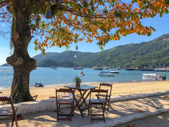 Paisagem paradisíaca da Vila do Abraão, Ilha Grande – águas cristalinas e natureza exuberante
